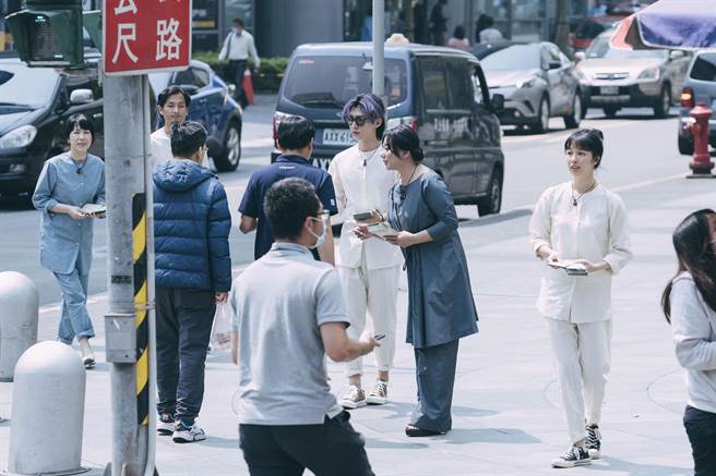 炎亚纶（吴庚霖）剧中饰演人气巨星沦街头发传单感受剧中写实残酷 。（络思本娱乐制作提供）