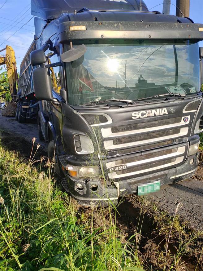 一辆满载废塑胶混合物曳引车于大内区头社里产业道路陷入泥泞动弹不得。（台南市环保局提供／刘秀芬台南传真）