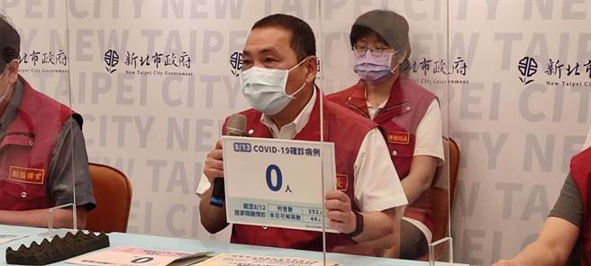 新北市長侯友宜今在防疫說明會上說，面對疫情要學會謙卑、嚴陣以待。（陳慰慈攝）