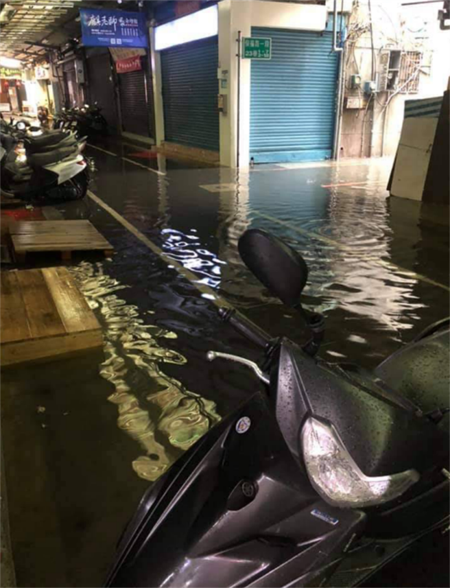 永和乐华夜市旁巷子积水。(图／翻摄自我是永和人脸书)