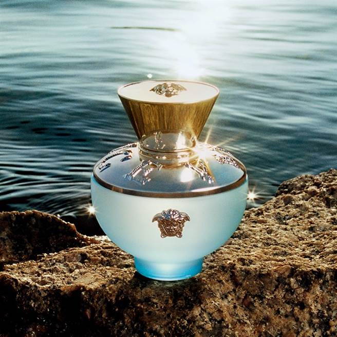 VERSACE凡赛斯狄伦淡蓝女性淡香水。（图／品牌提供）