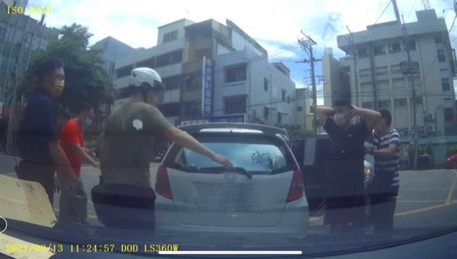 大甲警方逮捕3名涉嫌诈欺等罪嫌的男子。（图／警方提供）