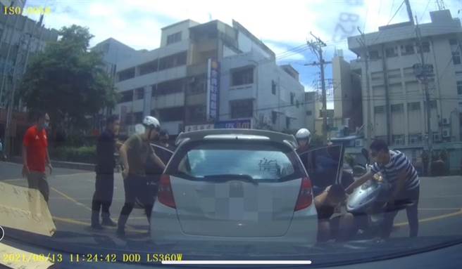 大甲警方逮捕3名涉嫌诈欺等罪嫌的男子。（图／警方提供）
