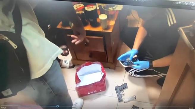 警方12日又查獲兩把改造手槍、子彈22枚、彈殼1枚、撞針1支等贓證物。(翻攝照片／林郁平台北傳真）