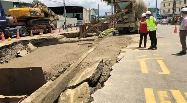 彰兴路与圣安路交叉口，道路塌陷50公尺长大破洞。（彰化县政府提供／吴敏菁彰化传真）