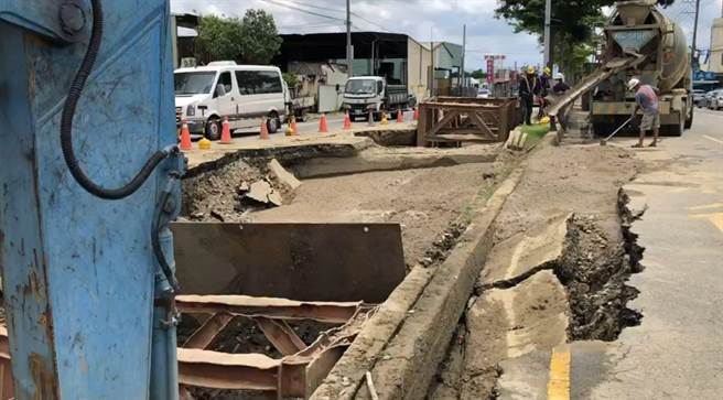 彰兴路与圣安路交叉口，道路塌陷50公尺长大破洞。（彰化县政府提供／吴敏菁彰化传真）