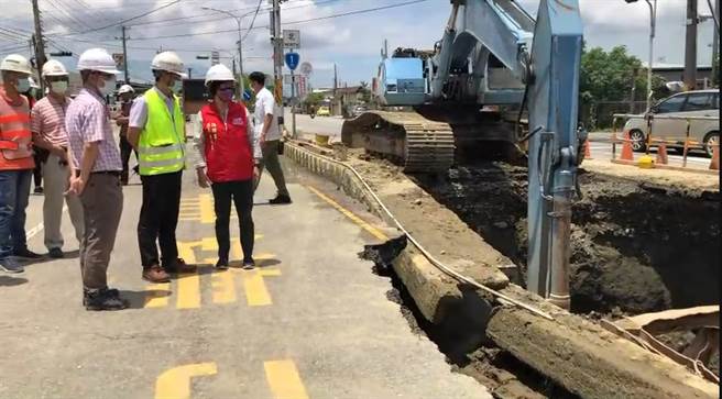 彰兴路与圣安路交叉口，道路塌陷50公尺长大破洞。（彰化县政府提供／吴敏菁彰化传真）
