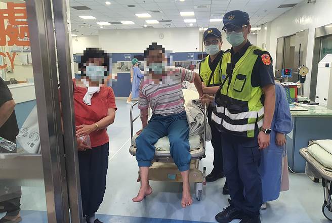 年約50歲翁姓男子，從草屯療養院騎腳踏車到台中迷路，又體力不支路倒，台中市警察局霧峰分局仁化派出所員警，協助送醫。（霧峰分局提供／黃國峰台中傳真）