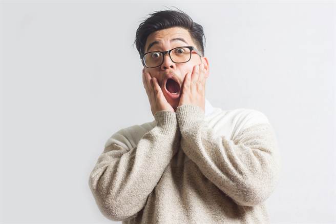 1名經常在類戲劇演出的簡姓演員分享，他日前接到《戲說台灣》的角色邀約，後來得知扮演的角色名為「老鷹精」，讓他相當傻害羞。（示意圖/Shutterstock提供）