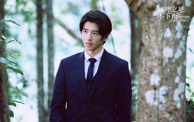 傅孟柏拍戏时也成了「雨神」，拍到哪，雨下到哪。（三凤制作提供） 