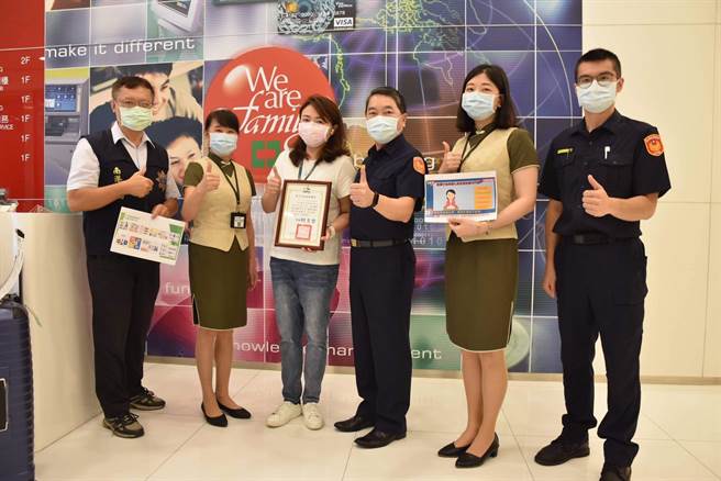 北市警南港分局长谢宗宏亲自到各金融机构，转颁市长柯文哲的感谢状及3000元礼卷。(翻摄照片／林郁平台北传真）