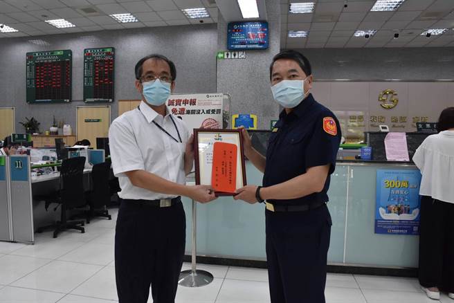 北市警南港分局长谢宗宏亲自到各金融机构，转颁市长柯文哲的感谢状及3000元礼卷。(翻摄照片／林郁平台北传真）