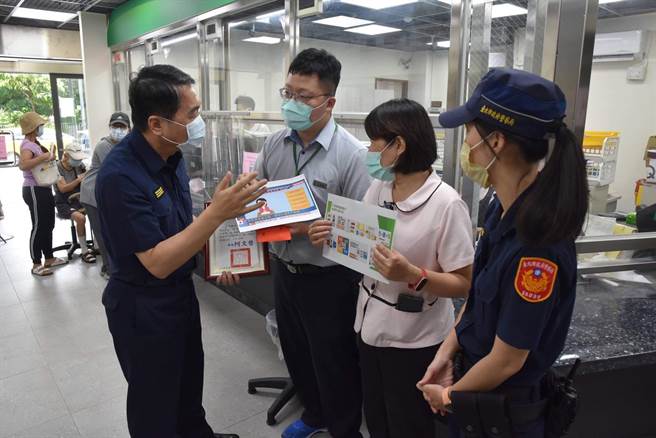 北市警南港分局长谢宗宏亲自到各金融机构，转颁市长柯文哲的感谢状及3000元礼卷。(翻摄照片／林郁平台北传真）