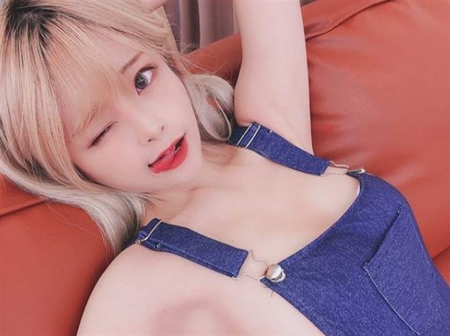 米砂的新片突破尺度。(图/翻摄自米砂IG)