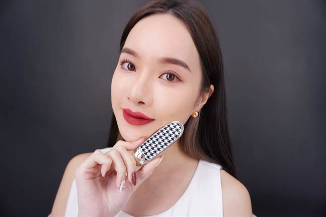 娇兰、YSL、NARS、肌肤之钥推出七夕限定礼盒、优惠活动，图中为Model示范娇兰红宝之吻高订红丝绒唇膏#910。（图／品牌提供）