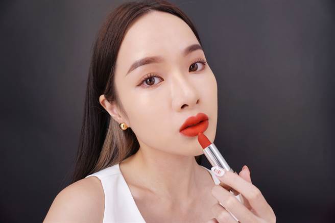 Model示范娇兰红宝之吻高订红丝绒唇膏#555。（图／品牌提供）