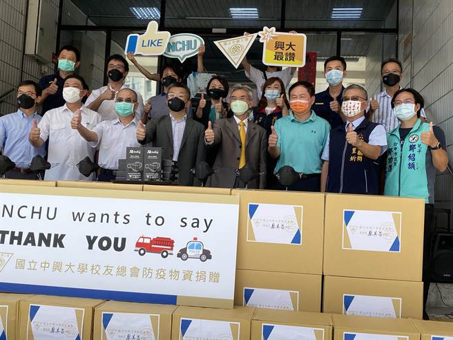 立法院副院长蔡其昌（前左4）13日号召兴大校友总会，捐赠警消防疫口罩及海洋深层水。（张妍溱摄）