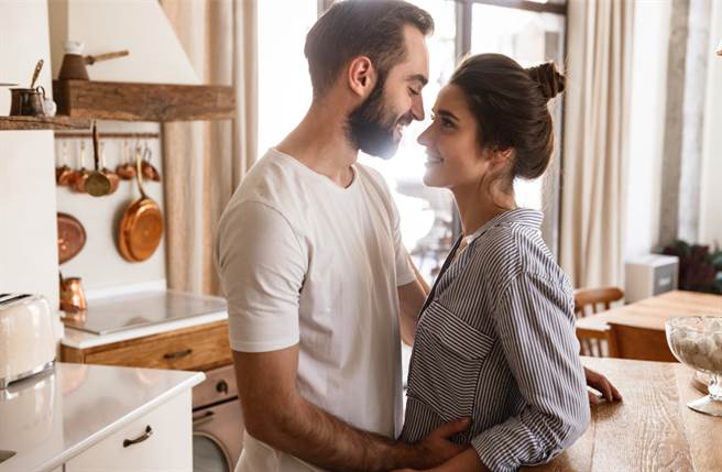 天蠍座、水瓶座、處女座的男性平時看似孤傲冷漠，但他們對另一半卻超暖。（圖／Shutterstock）