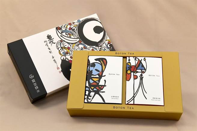 国美馆馆长梁永斐以书艺创作，携手宝堂茶行的杉林溪茶礼盒，近来上市，盼让艺术更深入民眾生活。(国美馆提供／林欣仪台中传真)