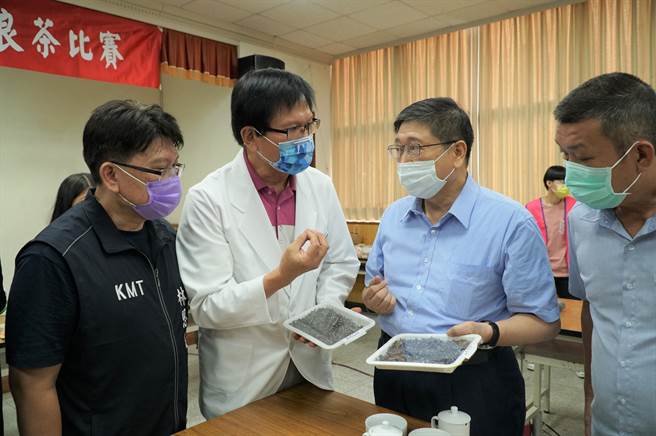 新竹县东方美人茶评鑑赛决赛13日登场，最终由大自在空间荣获特等奖，但受疫情影响，评鑑赛改以线上直播，未能到场领奖。（庄旻静摄）