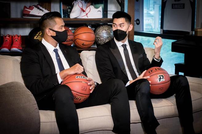 新北国王篮球队获得新北市政府冠名合作，未来将投身地方公益回馈，培养在地体育人才，也希望用篮球魅力凝聚城市向心力。图右为知名篮球选手、新北国王篮球队总经理毛加恩。（新北国王提供）