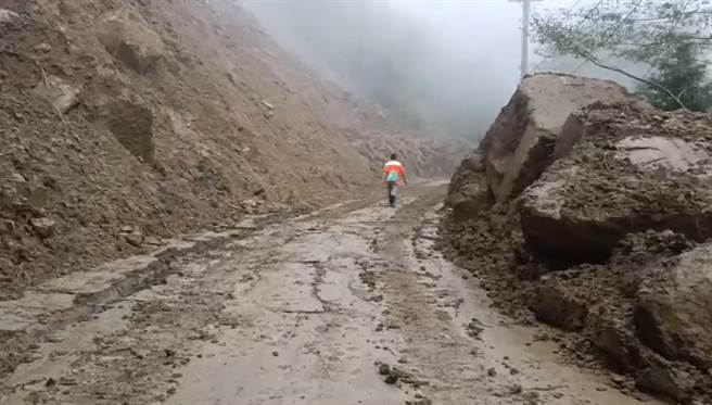阿里山青年活动中心联外道路今天下午单线抢通。（嘉县政府提供／张亦惠嘉县传真）