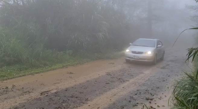 阿里山青年活动中心联外道路今天下午单线抢通。（嘉县政府提供／张亦惠嘉县传真）