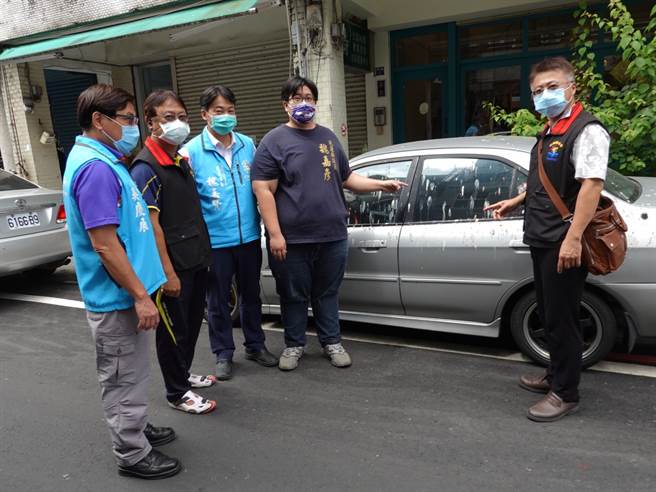 成千上万燕子掉「粪雨」，县议员魏嘉彦今会同市长魏嘉贤、清洁队长吴庆展以及县府农业处保育与林政科长邱奕承、县动植物防疫所长周黄得荣等人前往关心。（花莲市公所提供／王志伟花莲传真）