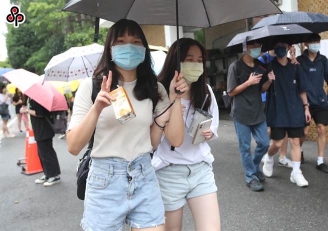 末代指考成績單即將在16日寄發。圖為考生考完試，帶著輕鬆的心情走出考場。(本報資料照)