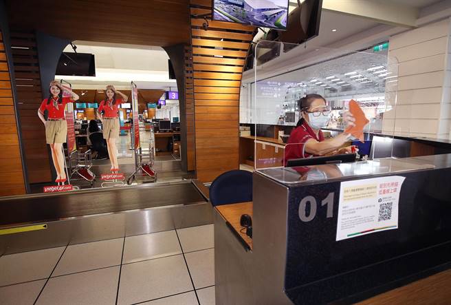 台北市13日新增2起新冠肺炎本土個案，其中1名為桃園機場越捷航空地勤人員，機場公司獲知後立刻派員消毒越捷的報到櫃台。（范揚光攝）
