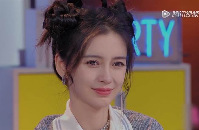 Angelababy不舍女来宾遭遇，在节目中流下感伤泪水。(取自心动的信号微博)
