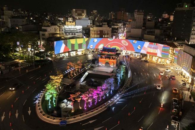 《光之岛》180度环形屏幕投影，Bito因应超广角萤幕在构图中藏入客家花布、机车瀑布、台湾特有种帝雉、石虎等。（新竹市府提供／邱立雅竹市传真）