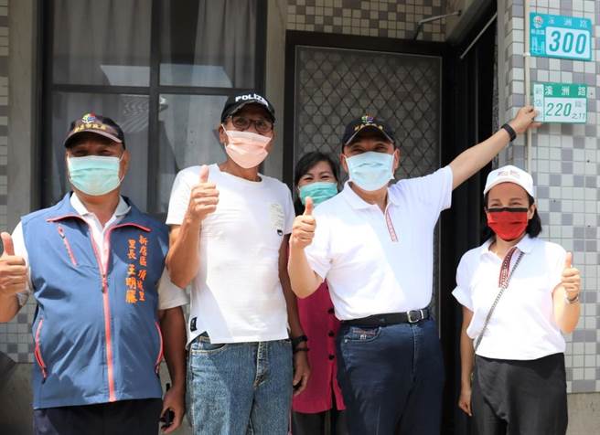新北市长侯友宜前往新店区溪州聚落关怀都会区族人的居住及生活情形。（原民局提供）