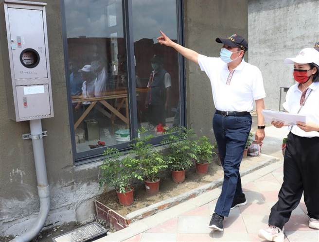 新北市长侯友宜前往新店区溪州聚落关怀都会区族人的居住及生活情形。（原民局提供）