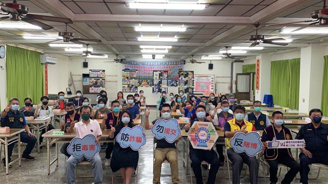 台南市警２分局举办网路绘画比赛，获奖者13日到场颁奖。（读者提供／程炳璋台南传真）