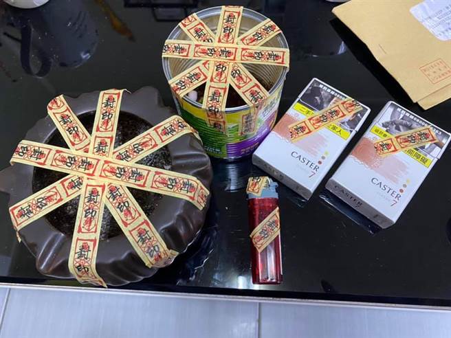 1名网友日前回家发现，家中的烟灰缸与香菸被女儿贴满了「封条」，该封条不但画满符咒，还写上大大「封印」2字，原来就是女儿为了劝他戒菸。（翻摄自脸书「爆废公社」）