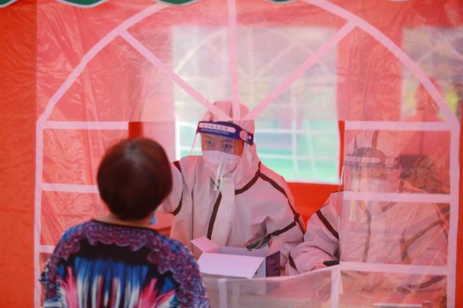 揚州主城區開展第五輪大規模核酸檢測。（新華社）