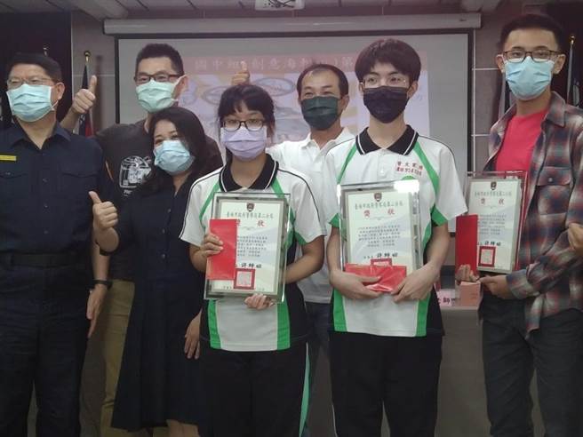 曾文家商学生参加台南市警二分局校园犯罪防制漫画及海报比赛获得多个奖项。（曾文家商提供／刘秀芬台南传真）