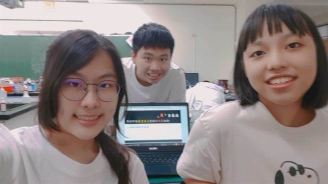 透过证明「单寧酸」能抑制农业害虫，明华国中夺得生活与应用科学（二）环保与民生科第1名。（校方提供）