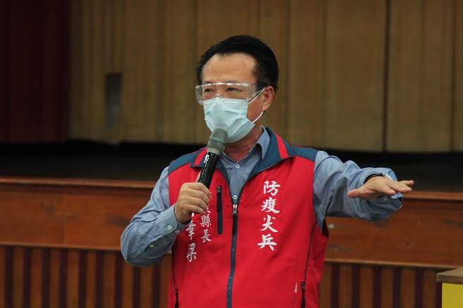 嘉义县长翁章梁今天到东石国小视察疫苗施打状况。（嘉县政府提供／张亦惠嘉县传真）
