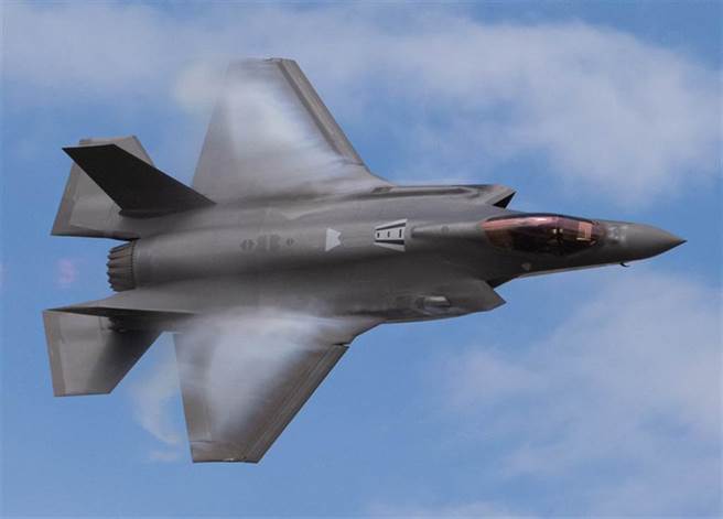 F-35A战机在美国犹他州希尔空军基地（Hill Air Force Base）上空练习飞行的资料照。（美国空军）
