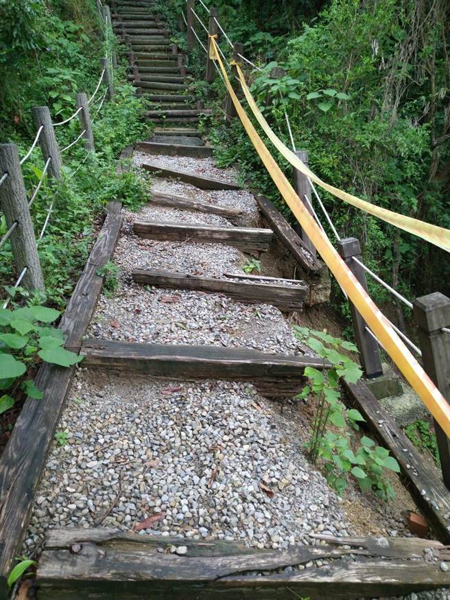 潭子區新田三號登山步道邊坡基土流失而崩塌，步道護欄嚴重損壞。（台中市觀旅局提供／陳淑娥台中傳真）