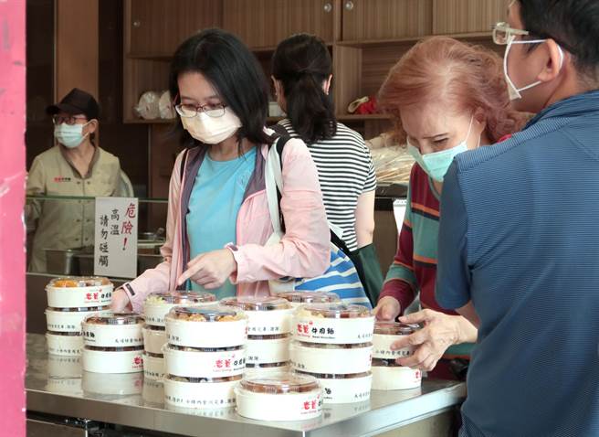 行政院拟推「振兴券」，全国实体店家、摊商皆可使用。图为正午时分，民眾挑选餐饮店准备的外带便当。(粘耿豪摄)