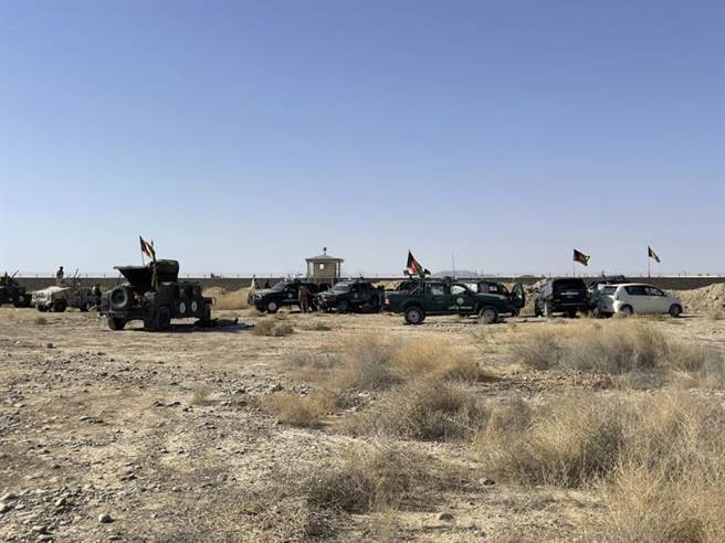 圖為阿富汗軍警車輛停在坎達哈的軍事基地。(美聯社)