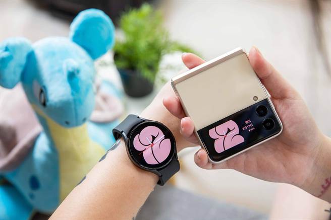 三星此次推出全新的Galaxy Z Flip3 5G，不仅比上一代萤幕更大，功能也更多元化及方便之余，同时还能与全新的Galaxy Watch4系列的表面作搭配。（石智中摄）