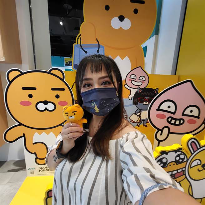 三星全新的Galaxy Z Flip3 5G，只要按两次电源键，即能快速打开摄影模式，在封面萤幕上也能透过左右滑动以转换拍照或摄影模式，上下滑动以切换1.0x及0.5x的广角功能，同时支援音源键、轻点萤幕或手势拍照，随时随地都能方便及快速纪录当下瞬间。（使用三星Galaxy Z Flip3 5G所拍摄）