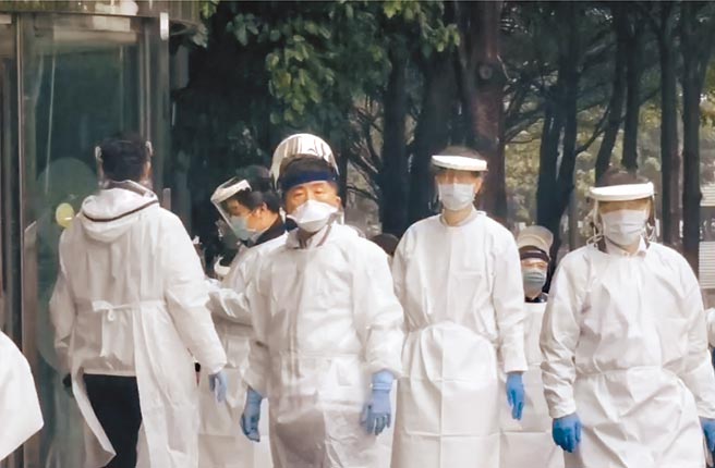 卫福部长陈时中昨天指称，没有所谓的3+11破口，认为相关政策并未影响社区，此举为「3+11」事件再掀波澜。图为华航防疫旅馆诺富特4月发生群聚，陈时中（前中）亲赴现场坐镇。（读者提供）