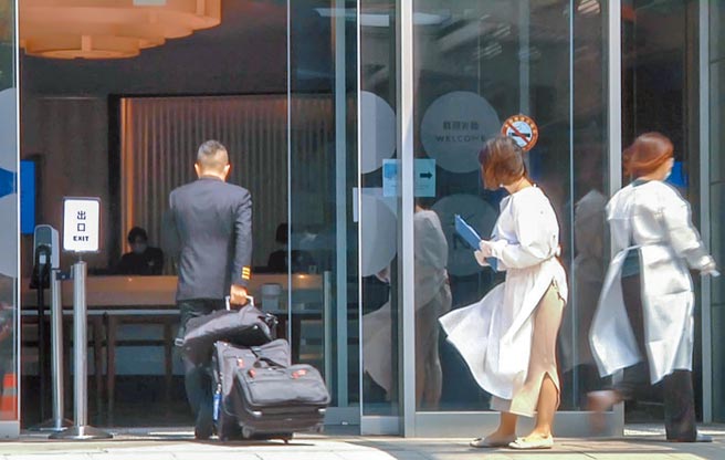 卫福部长陈时中昨天指称，没有所谓的3+11破口，认为相关政策并未影响社区，此举为「3+11」事件再掀波澜。图为华航机师走进防疫旅馆。（本报资料照片）