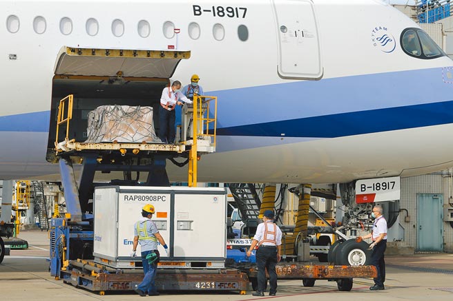 国内新冠疫苗库存吃紧，12日政府自购的52万剂AZ疫苗到货，陈时中表示会以年龄层往下开放，但细节尚待讨论；他更语带玄机表示「可能也有一些疫苗会来」。（陈麒全摄）