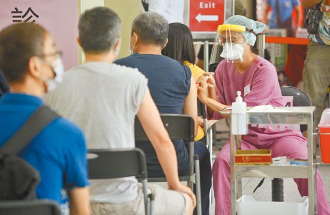 但台北市议员王鸿薇昨表示，民进党61席立委中，目前仅12人表态登记高端疫苗。图为昨日台北荣总注射站施打疫苗的画面。（张铠乙摄）